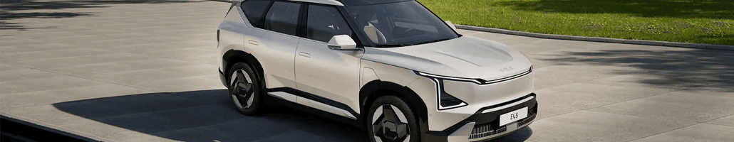 Kia EV5 clair vu de trois quarts avant sur une surface pavée