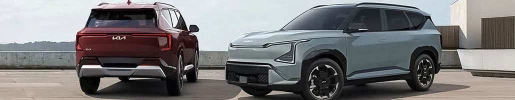 Deux Kia EV5 vus de face et de l’arrière